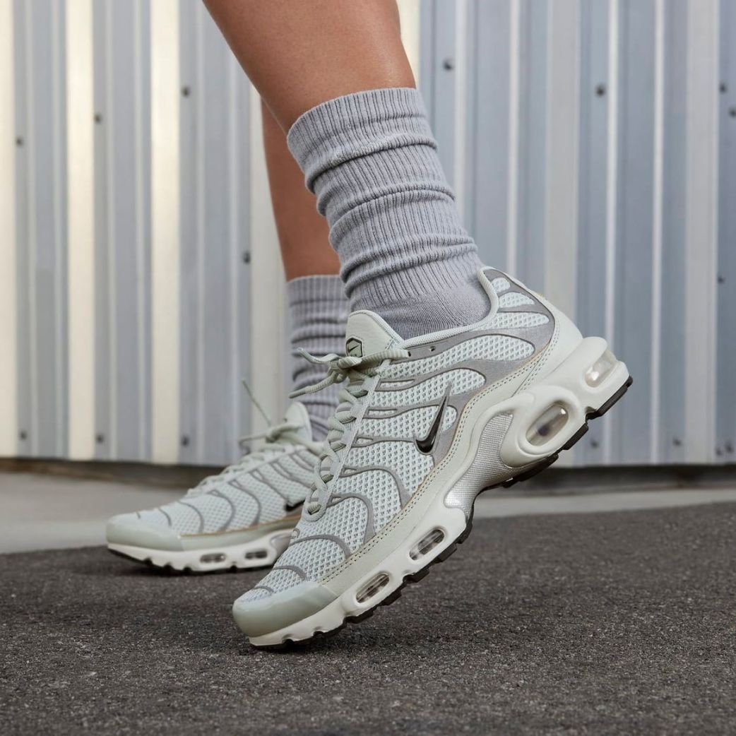 Кроссовки Nike W AIR MAX PLUS FV8480-002 6US